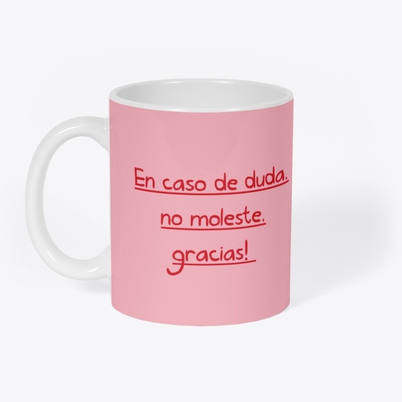 Taza rosa con frase: En caso de duda, no moleste, gracias!